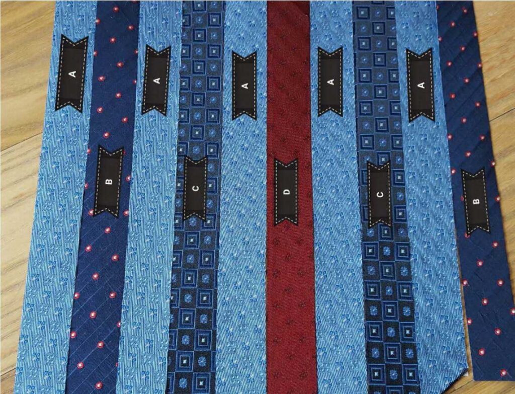 Le striscie di cravatte sono affiancate l'un l'altra secondo il disegno desiderato.